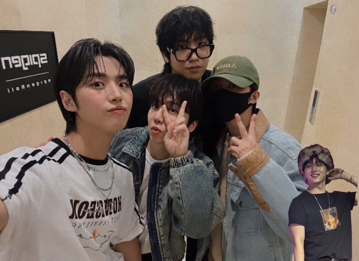 addictedtodob's tweet photo. Yesterday Pentagon were together at Hongseok fanmeeting. Today is snowing in Korea. It’s not a coincidence guys, they have a special relationship with snow it’s magical. Our Spring Snow is so real 😭❄️💙 https://t.co/YTaEYiQ1WA