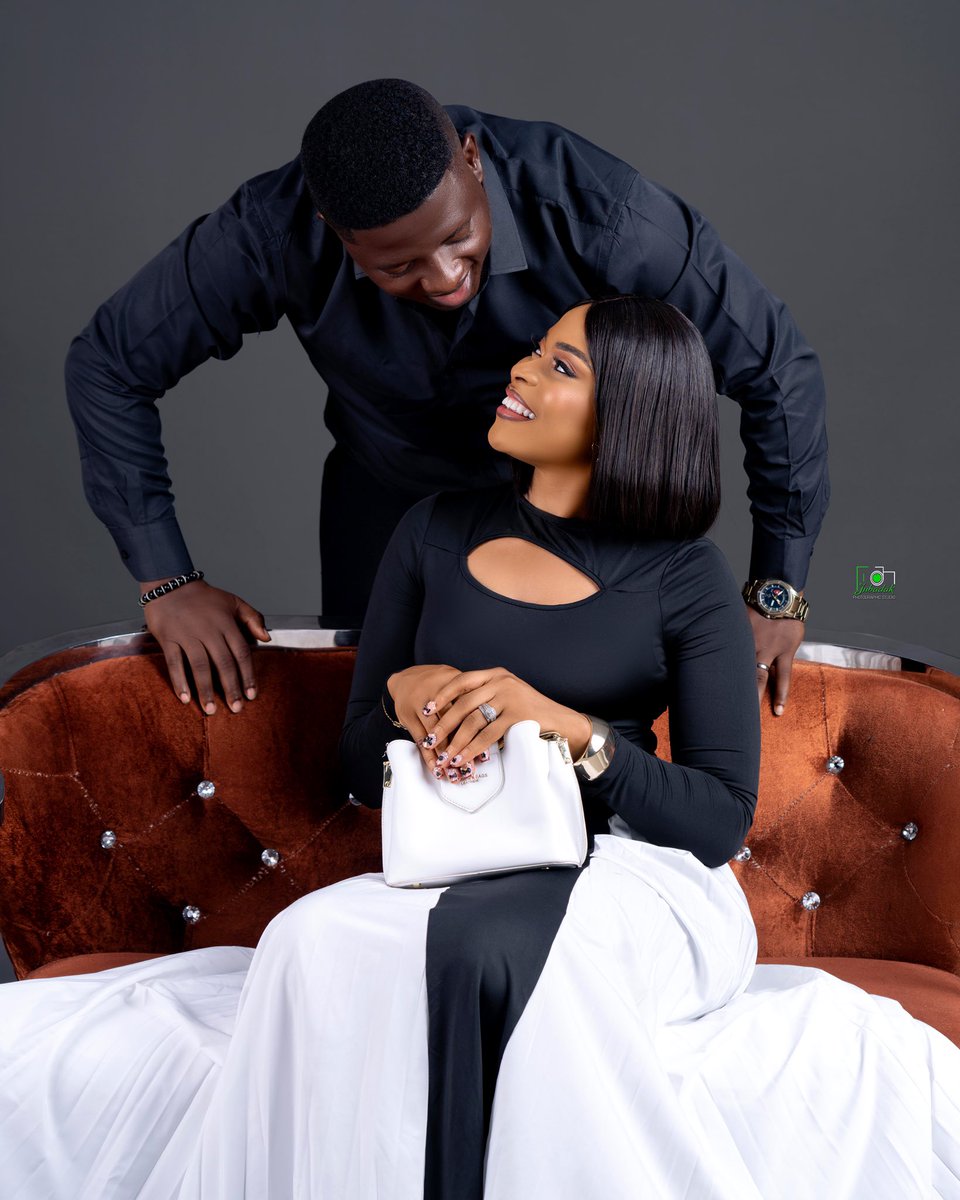 creativepulseg's tweet photo. Happy Anniversary to us 🌹 1 year and happily married to the most amazing woman in my life 😍💖 drop a word of prayer 🙏 https://t.co/nWfIs8bbEN
