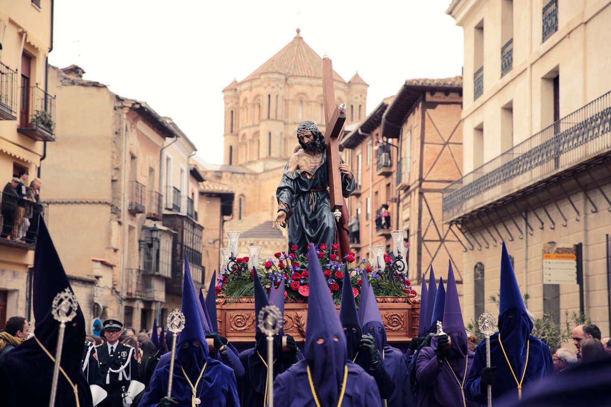 TurismoToro's tweet photo. ¡Vive la Semana Santa en Toro como nunca! Tradición, arte, silencio y emoción en cada rincón. Procesiones únicas, sabor auténtico y un pueblo que te abraza. No lo mires desde lejos… vívelo.
#SemanaSantaToro #ViveToro #ToroTeEspera #ToroInfinita https://t.co/vXyEFz5Lv9