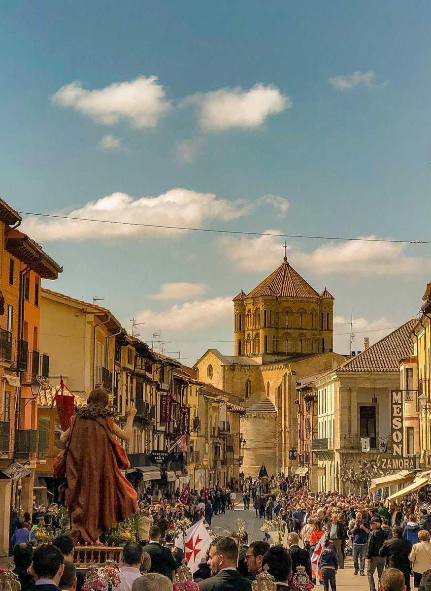 TurismoToro's tweet photo. ¡Vive la Semana Santa en Toro como nunca! Tradición, arte, silencio y emoción en cada rincón. Procesiones únicas, sabor auténtico y un pueblo que te abraza. No lo mires desde lejos… vívelo.
#SemanaSantaToro #ViveToro #ToroTeEspera #ToroInfinita https://t.co/vXyEFz5Lv9