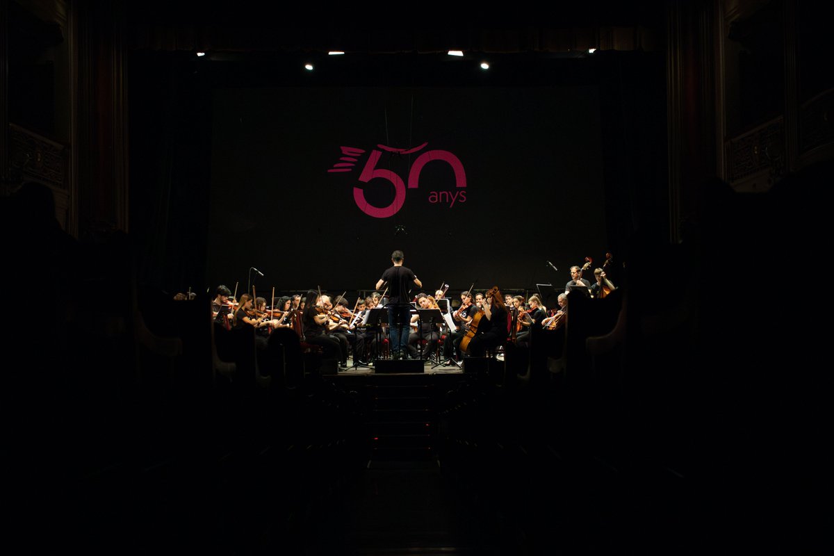 cmreus's tweet photo. Més de 200 músics sobre l’escenari per celebrar 50 anys d’història amb un concert ple d’emoció, talent i retrobaments! Cada nota, un homenatge. Gràcies de tot cor! ❤#granconcertdaniversari #50anysfentsonarReus #sonsqueeduquen @Dipta_cat https://t.co/49ircuz2tX