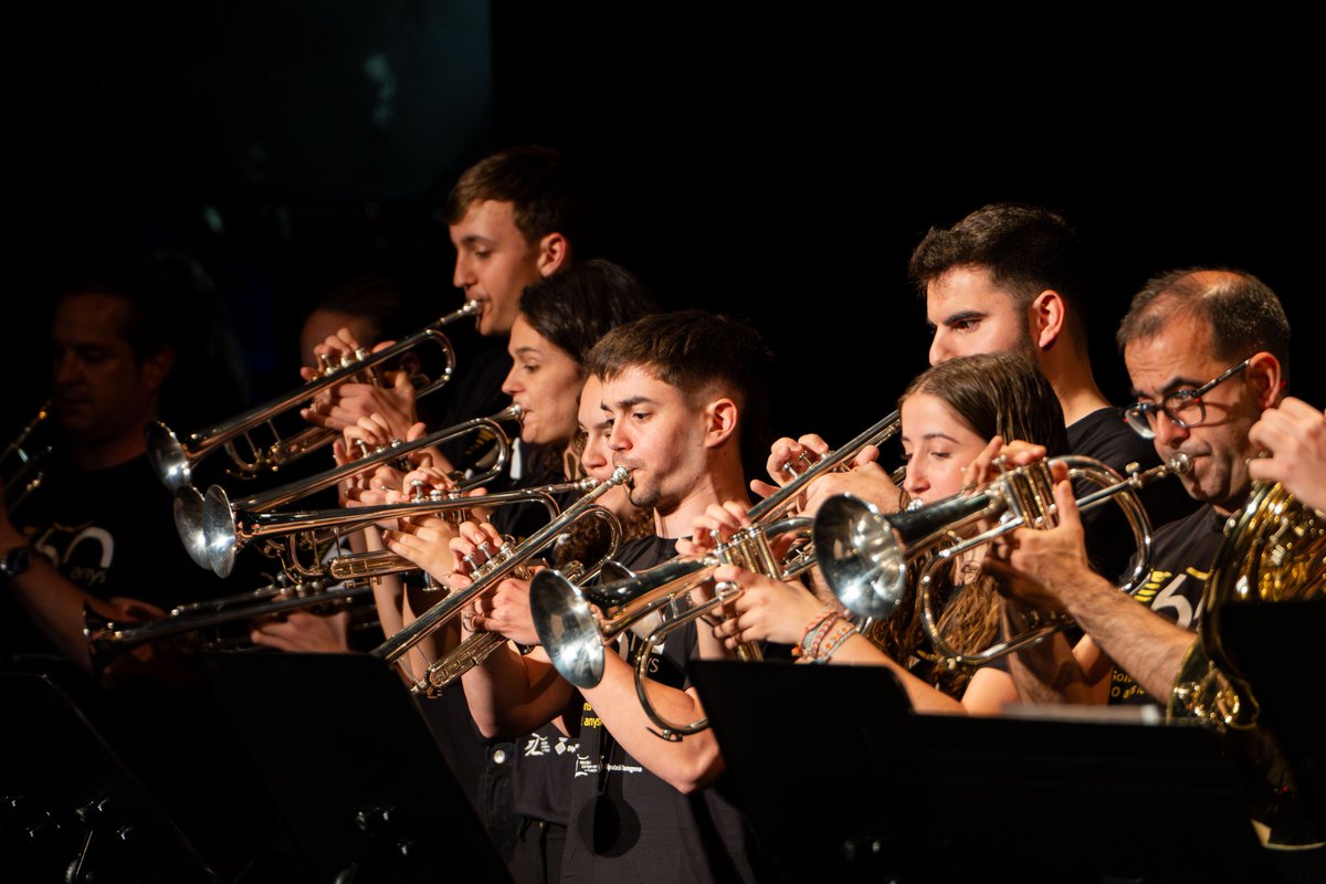 cmreus's tweet photo. Més de 200 músics sobre l’escenari per celebrar 50 anys d’història amb un concert ple d’emoció, talent i retrobaments! Cada nota, un homenatge. Gràcies de tot cor! ❤#granconcertdaniversari #50anysfentsonarReus #sonsqueeduquen @Dipta_cat https://t.co/49ircuz2tX