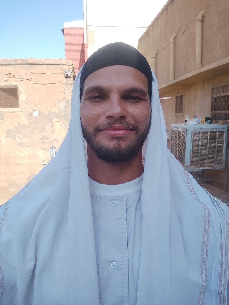 Bushara_A_Ali's tweet photo. الداغستاني الداعشي السوداني يتصدر مواقع التواصل الاجتماعي
مواقع اخبارية تؤكد ان سيطرة البرهان على الخرطوم جعلت المصباح طلحة - قائد لواء البراء بن مالك يدشن نسخته الاممية مثله ومثل داعش والقاعدة 
وبأن الجماعة الم��لحة المرتبطة بتنظيم الإخوان المسلمين فتحت ابوابها للافغان العرب ...
وقد لاحظ المراقبون ان كتيبة البراء حولت نفسها إلى لواء واصبحت لها موارد مالية مستقلة تصلها من قطر وتركيا والتنظيم العالمي للاخوان المسلمين ...
كما ان المصباح طلحة قد دشن الجهاز المدني المساند والذي يشمل تقديم المساعدات وفتح المستشفيات الميدانية واعالة اسر الذين سقطوا في المعارك ودفع المرتبات ...
ويساند المصباح ضباط في القوات المسلحة ومن بينهم الفريق ياسر العطا والذي فتح مخازن السلاح الخاصة بالجيش لهذه المجموعة المتطرفة والتي يرى فيها انها صاحبة القدح المعلى في طرد الدعم السريع من ولاية ا��جزيرة والخرطوم..
والمصباح طلحة متاثر بيحي السنوار زعيم حماس الذي قتلته إسرائيل وقد كرر اكثر من مرة ان انتصاراته هي هدية لحركة حماس والمقاومة ، كما ان المصباح معجب بالشكل الهرمي للحرس الثوري الإ��راني ، ولذلك يضع افراد الكتيبة عصبة خضراء على رؤوسهم تميزهم عن بقية المقاتلين الذي يحاربون الدعم السريع عبر التحالف الذي كونه الفريق البرهان.
المصباح طلحة في العادة يظهر في كل المواقع التي يسيطر عليها الجيش ، وهو الذي رفع علم السودان فوق القصر الجمهوري ، كما انه من المجموعة التي ظهرت في بيت الترابي وهي ترفع صوره كتدشين لبداية الجمهورية الثانية للإسلاميين
المصباح لا يتحدث عن المشروع السياسي لمرحلة ما بعد الحرب ، فهو يعتبر إستمرار الحرب يعطي حركته الشرعية اللازمة للتمدد ، وهو يضمر العداء الشديد للقوى المدنية وبقية مكونات الثورة السودانية التي اطاحت بالبشير في ابريل 2019م ويعتبرها مسؤولة عن الحرب وبأنها هي التي أوصلت حميدتي إلى سدة الحكم.