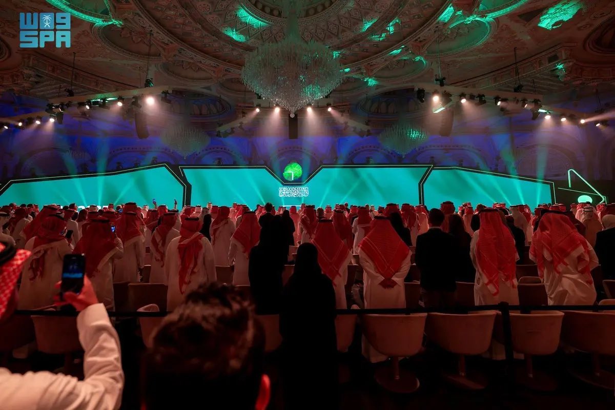 HRHMBNSALMAAN's tweet photo. تحت رعاية صاحب السمو الملكي الأمير محمد بن سلمان بن عبدالعزيز آل سعود، وليّ العهد رئيس مجلس الوزراء رئيس لجنة برنامج تنمية القدرات البشرية –حفظه الله–، انطلق اليوم، مؤتمر #مبادرة_القدرات_البشرية  (HCI) بنسخته الثانية تحت شعار " #ما_بعد_الاستعداد_للمستقبل "، بمشاركة أكثر من 300 من القادة وصنّاع السياسات والخبراء العالميين من القطاع الأكاديمي والخاص وغير الربحي، وحضور عالمي من 38 دولة، وذلك في مركز الملك عبدالعزيز الدولي للمؤتمرات بالرياض.
 وأوضح معالي وزير التعليم رئيس اللجنة التنفيذية لبرنامج تنمية القدرات البشرية الأستاذ يوسف بن عبدالله البنيان، في تصريح له، أن النسخة الثانية من المؤتمر هي امتداد للنجاحات السابقة في النسخة الأولى، وتأكيد لدور المملكة الريادي للمشاركة في الحوار العالمي حول مستقبل تنمية القدرات البشرية.
 وتشهد أعمال المؤتمر عقد أكثر من 100 جلسة حوارية موزعة على 4 منصات رئيسة؛ تهدف إلى تبادل الخبرات ومناقشة أبرز الممارسات التي تسهم في تعزيز جاهزية القدرات البشرية لمواكبة التغيرات السريعة في العالم، واستعراض أبرز الاتجاهات المستقبلية، تركز على نماذج مبتكرة لتمكين الأفراد والمجتمعات، بالإضافة إلى تعزيز التعاون بين القطاعين العام والخاص وغير الربحي؛ بهدف تطوير حلول مستدامة وذات تأثير فعّال نحو المستقبل.
 وتتضمن أعمال المؤتمر استضافة عددٍ من الأحداث المتنوعة، أبرزها جلسة اجتماع طاولة مستديرة وزارية بمشاركة 20 وزيرًا من عدة دول من حول العالم، واجتماع مجلس الإدارة لمنظمة الأمم المتحدة للتربية والعلم والثقافة "اليونيسكو"، إلى جانب استضافة عددٍ من الاتفاقيات والإطلاقات في منظومة تنمية القدرات البشرية على المستوى المحلي والعالمي.
 يشار إلى أن المؤتمر يقام بتنظيم من برنامج تنمية القدرات البشرية -أحد برامج تحقيق رؤية المملكة 2030- بالشراكة مع وزارة التعليم، حيث ستنظم الوزارة المعرض الدولي للتعليم (EDGEx) خلال الفترة من13 إلى 16 أبريل 2025م في فندق الريتزكارلتون بالرياض؛ ليشكل ذلك أسبوع القدرات البشرية والتعليم، منصة لإطلاق الإمكانات الكاملة للقدرات البشرية.