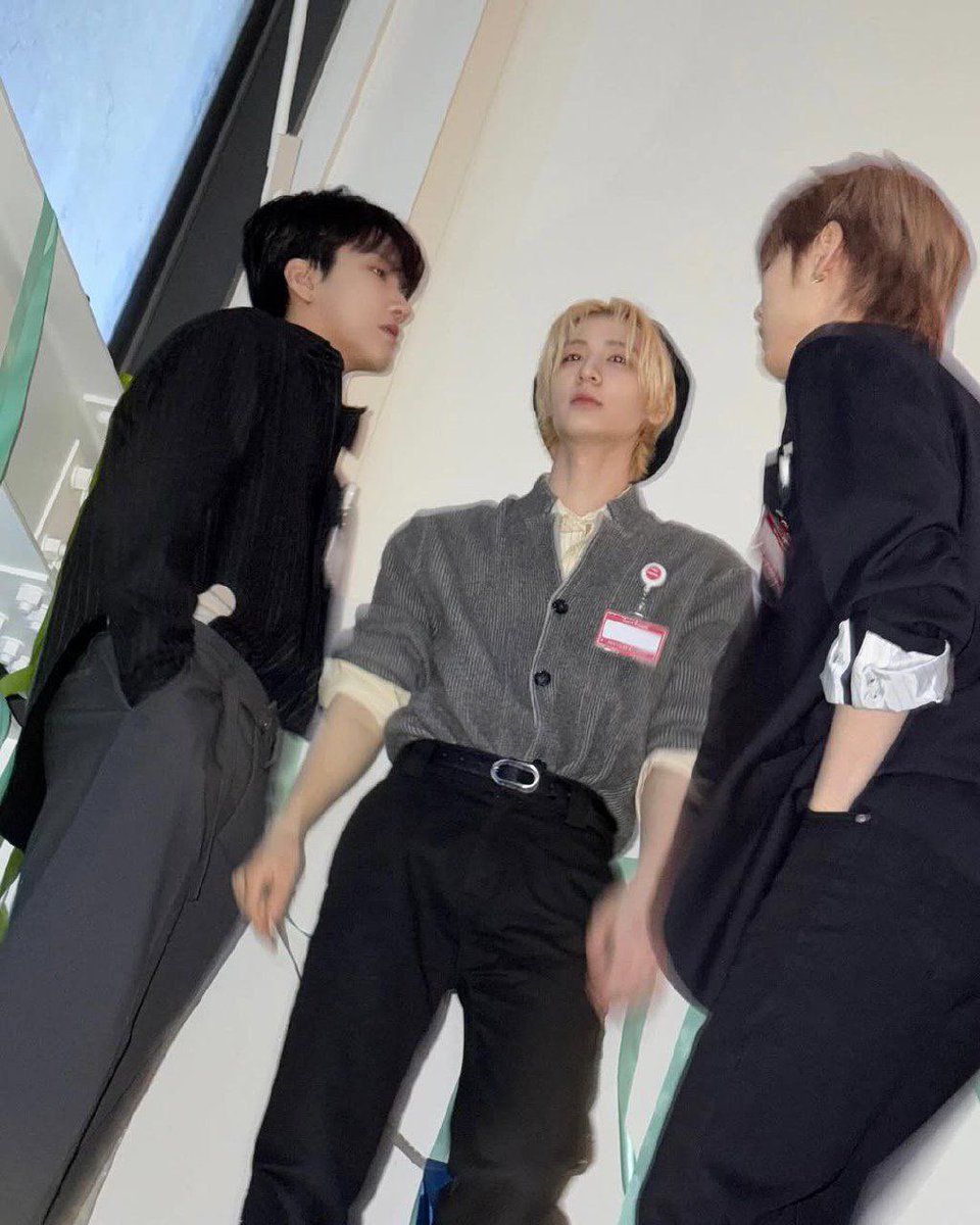 Cuma tiga remaja yang lagi pura-pura baik-baik aja. 💔