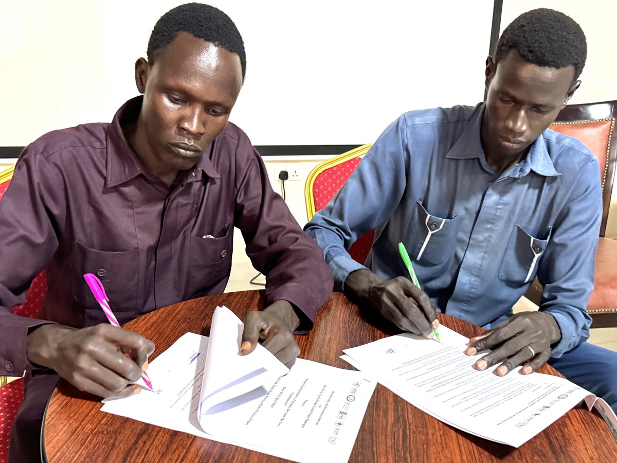 UNISFA_1's tweet image. #Ngok &amp;amp; #Twic Dinka youth leaders have signed a peace agreement committing to:
 ✔️ Cessation of hostilities
 ✔️ Free movement of people &amp;amp; goods
 ✔️ Combatting harmful information including disinformation, misinformation and hate speech.

Since 2022, the two feuding communities,