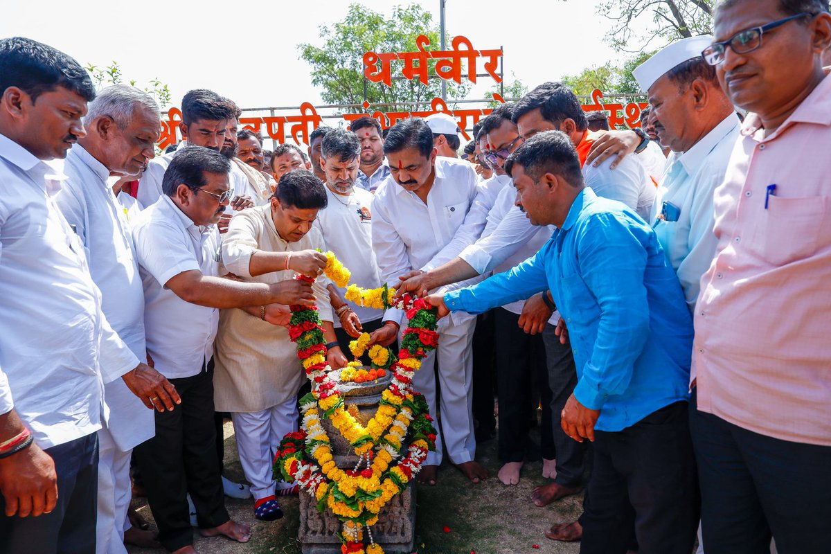 Jayant_R_Patil's tweet photo. छत्रपती शिवाजी महाराज यांच्या पदस्पर्शाने पावन झालेल्या, त्यांच्या शौर्याचा इतिहास उलगडणाऱ्या गड-किल्ल्यांच्या जतनासाठी राष्ट्रवादी काँग्रेस शरदचंद्र पवार पक्षाचे खासदार श्री. निलेश लंके यांनी गड-किल्ले संवर्धन व स्वच्छता मोहिम हाती घेतली आहे. 

आज अहिल्यानगर जिल्ह्यातील श्रीगोंदा तालुक्यातील धर्मवीरगडाच्या स्वच्छता अभियानात खा. निलेश लंके आणि त्यांच्या सहकाऱ्यांसह सहभागी झालो. 

छत्रपती शिवाजी महाराजांचा इतिहास आपल्या हृदयात जिवंत ठेवण्यासाठी गड-किल्ल्यांचे जतन करणे ही आपली जबाबदारी आहे. प्रत्येकाने कर्तव्याच्या जाणिवेने उत्फूर्तपणे या मोहिमेत सहभागी व्हा. 

आपला इतिहास जपूया, आपली अस्मिता अबाधित ठेवूया!

जय शिवराय🚩

#छत्रपती_शिवाजी_महाराज #जय_शिवराय #गडकिल्ले_संवर्धन #महाराष्ट्र #अहिल्यानगर #धर्मवीर_गड @INilesh_Lanke