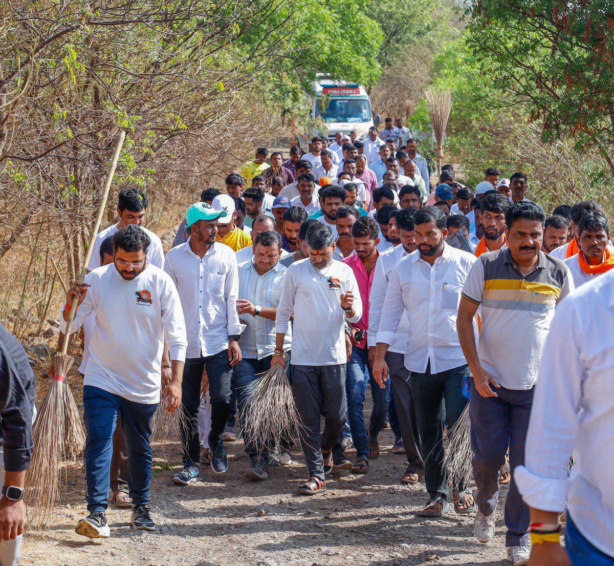 Jayant_R_Patil's tweet photo. छत्रपती शिवाजी महाराज यांच्या पदस्पर्शाने पावन झालेल्या, त्यांच्या शौर्याचा इतिहास उलगडणाऱ्या गड-किल्ल्यांच्या जतनासाठी राष्ट्रवादी काँग्रेस शरदचंद्र पवार पक्षाचे खासदार श्री. निलेश लंके यांनी गड-किल्ले संवर्धन व स्वच्छता मोहिम हाती घेतली आहे. 

आज अहिल्यानगर जिल्ह्यातील श्रीगोंदा तालुक्यातील धर्मवीरगडाच्या स्वच्छता अभियानात खा. निलेश लंके आणि त्यांच्या सहकाऱ्यांसह सहभागी झालो. 

छत्रपती शिवाजी महाराजांचा इतिहास आपल्या हृदयात जिवंत ठेवण्यासाठी गड-किल्ल्यांचे जतन करणे ही आपली जबाबदारी आहे. प्रत्येकाने कर्तव्याच्या जाणिवेने उत्फूर्तपणे या मोहिमेत सहभागी व्हा. 

आपला इतिहास जपूया, आपली अस्मिता अबाधित ठेवूया!

जय शिवराय🚩

#छत्रपती_शिवाजी_महाराज #जय_शिवराय #गडकिल्ले_संवर्धन #महाराष्ट्र #अहिल्यानगर #धर्मवीर_गड @INilesh_Lanke