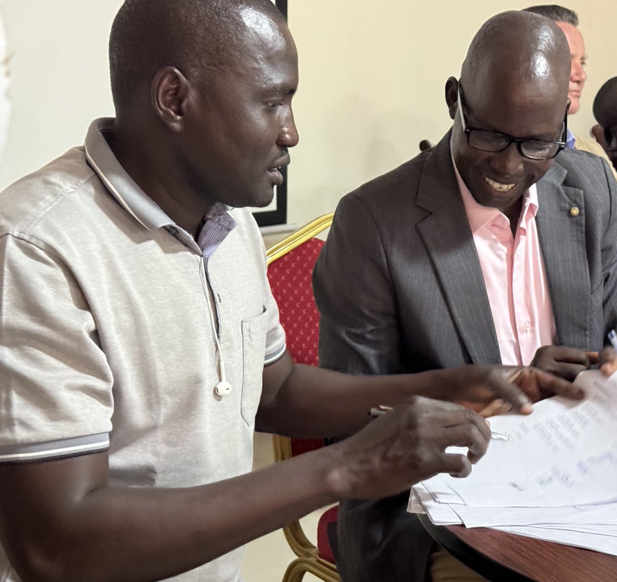 UNISFA_1's tweet image. #Ngok &amp;amp; #Twic Dinka youth leaders have signed a peace agreement committing to:
 ✔️ Cessation of hostilities
 ✔️ Free movement of people &amp;amp; goods
 ✔️ Combatting harmful information including disinformation, misinformation and hate speech.

Since 2022, the two feuding communities,