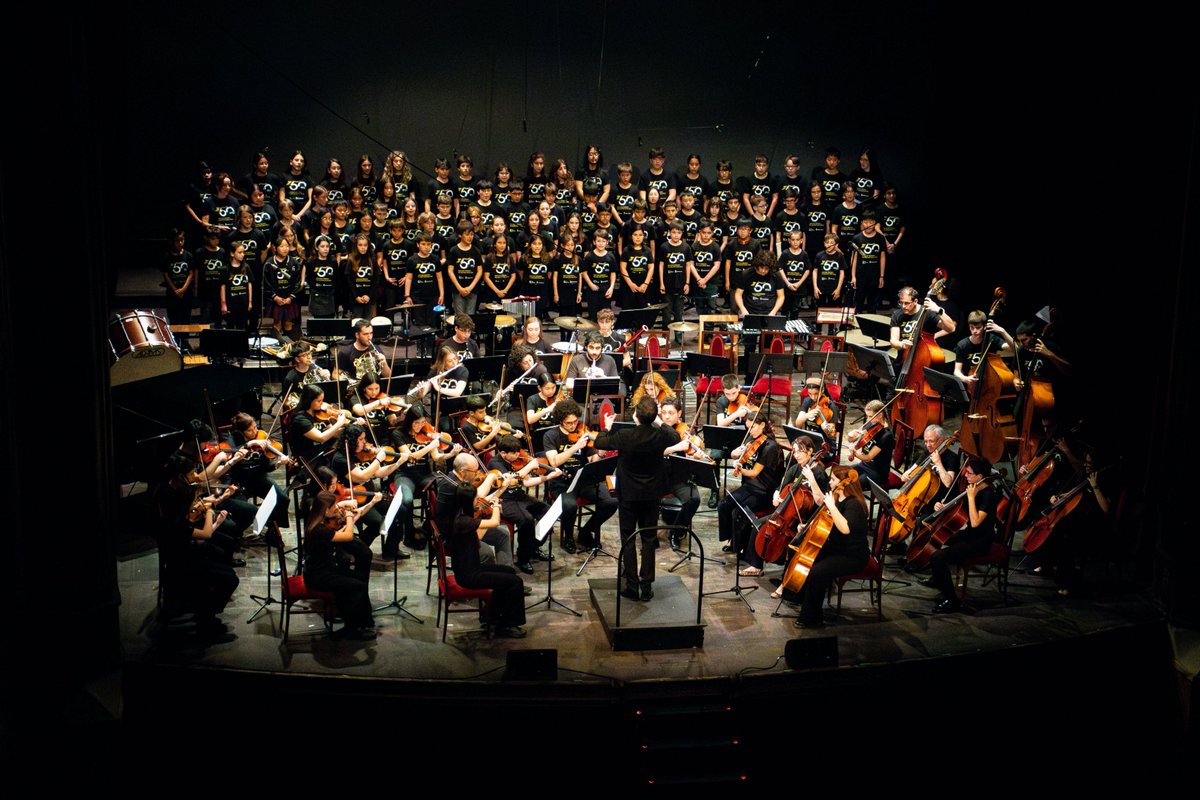 cmreus's tweet photo. Més de 200 músics sobre l’escenari per celebrar 50 anys d’història amb un concert ple d’emoció, talent i retrobaments! Cada nota, un homenatge. Gràcies de tot cor! ❤#granconcertdaniversari #50anysfentsonarReus #sonsqueeduquen @Dipta_cat https://t.co/49ircuz2tX