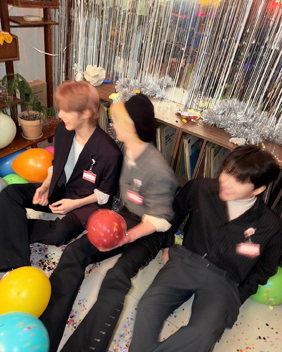 Katanya cinta itu menyenangkan, tapi kalau udah liat kamu bahagia sama yang lain, apa itu masih menyenangkan?? Ini aku kak Leehan dan kak Taesan waktu kemarin rekaman ‘Congratulations’ dari DAY6 senior! Gimana, keren nggak, ONEDOOR? 💔