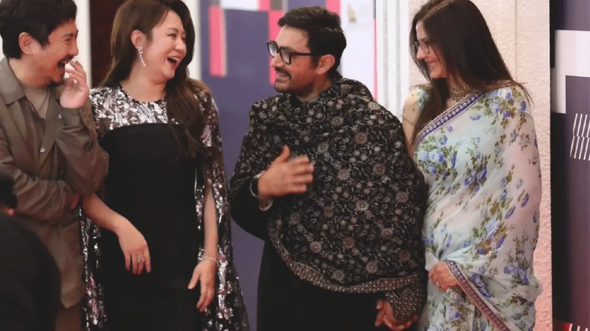 💫 Aamir Khan &amp; Gauri Spratt Make Stylish Public Debut at Macau Comedy Festival!

Bollywood’s Mr. Perfectionist, Aamir Khan, made a rare international appearance with girlfriend Gauri Spratt, and the internet can’t stop buzzing! 💥 The couple twinned in traditional outfits and