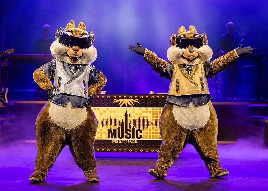 DreamAndMagic25's tweet photo. ✨ Dès le 19 avril, retrouvez Tic et Tac dans leurs nouveaux costumes sur la scène du Videopolis Theatre pour les Disney Music Hits Concerts 🕶
Un rendez-vous à ne pas manquer pendant le Disney Music Festival 🎶

✨ Starting April 19, catch Chip and Dale in their new outfits on the Videopolis Theatre stage for the Disney Music Hits Concerts 🕶
A must-see during the Disney Music Festival 🎶

#DisneylandParis #Disney