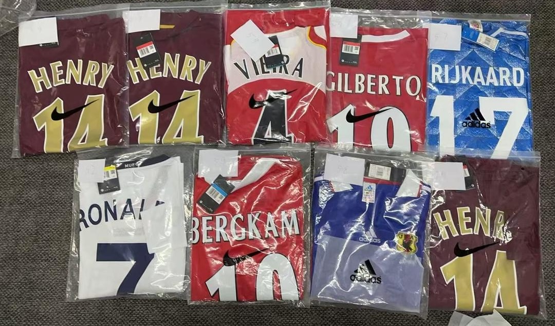 KitLegacy's tweet image. Orders Shipped to Customer! ✈️  

 - Free Shipping Across the Globe  
- Free Custom Name &amp;amp; Number Printing Available  
- Shirts Starting at Just €25  

#arsenal #retroclassickits #classicfootballshirts #realmadrid #fcbarcelona #football #soccer
