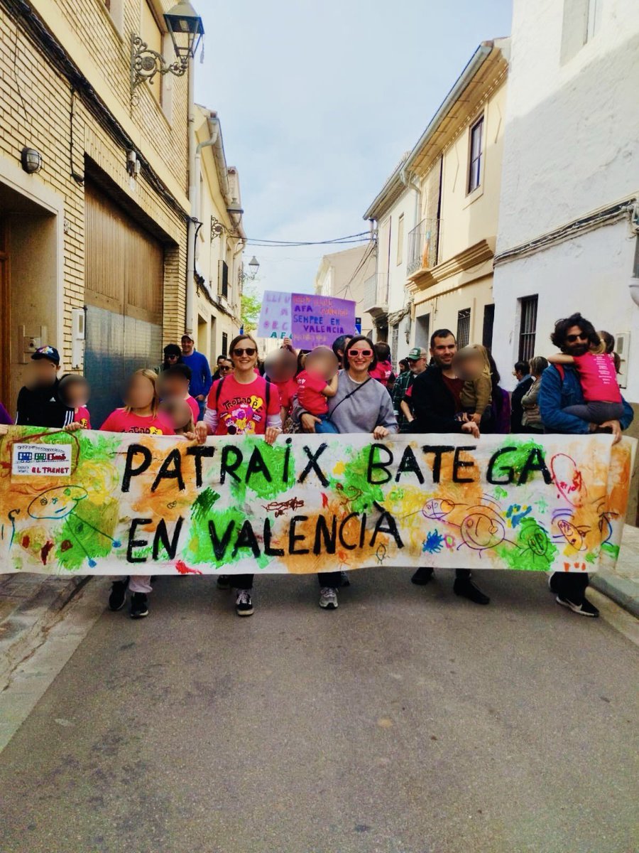 Hi ha l’escola per la qual lluitem cada dia;
hi ha l’escola per la qual ens apleguem cada any.
Hui, a Benifaraig,Trobada d’Escoles en Valencià!
<a href="/escolatv/">Escola Valenciana</a> <a href="/LA_UCEV/">UCEV</a> <a href="/CAPPEPV/">ValènciaPerLaLlengua</a>