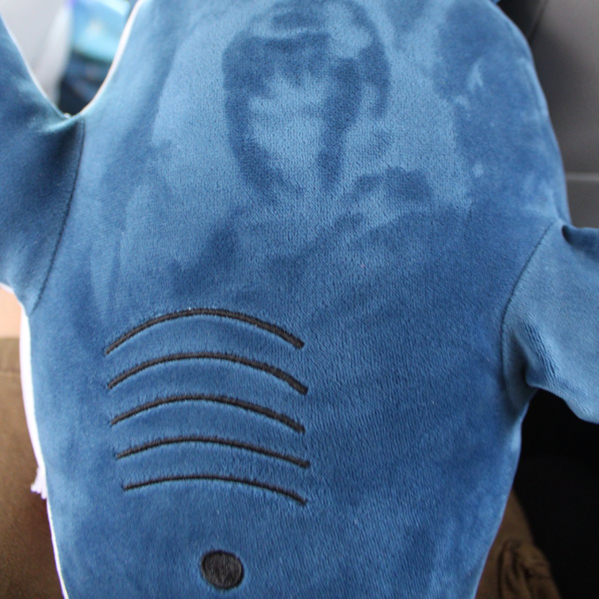 Fuzeya5's tweet photo. drew on a plush while on a long trip https://t.co/sqAGMvbEHR