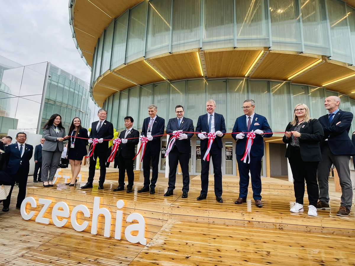 ReneExponaut's tweet photo. EXPO2025❣️始まりました〜🌏
チェコパビリオンもOPENです🇨🇿
昼から雨模様ですが、僕もしっかり働いていますょ💚💚
今日から毎日お待ちしてます🍺
#EXPO2025 #EXPO2025Czechia #Rene #レネ　
@expo2025czechia 
@expo2025japan 
@expo2025_japan https://t.co/Z93ewD5yO8