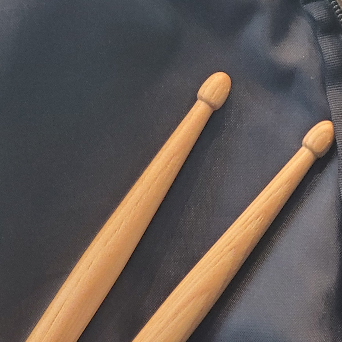 다들 잘 살고 계신가요... 요즘 학회랑 동아리랑 협의체랑 공모전이랑 개바쁘지만 드럼 학원 끊었어요 히히✌️
열심히 배워서 다음 학기에 밴드에 들어간 다음 꿀잼 에피를 잔뜩 모아서 뱃가대학AU나 타이탄즈고딩AU로 밴드 만화 그릴래요💪
다들 바쁘신 와중에 덕질 어케 하시죠... 존경스럽슴다...