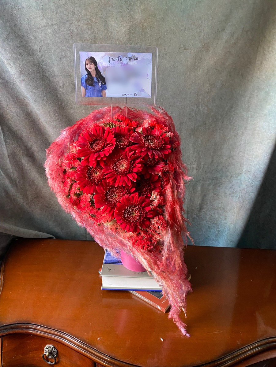 ume_7m's tweet photo. うめちゃんか楓さんどちらかが卒業の時にやろうと思っていたお花、こんなにも早く実現しちゃって寂しいけれど素敵なお花となって本人達のもとに届けられて感無量🥲 https://t.co/5Q5hH6Hwxe