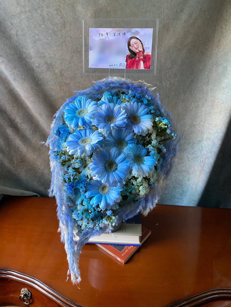 ume_7m's tweet photo. うめちゃんか楓さんどちらかが卒業の時にやろうと思っていたお花、こんなにも早く実現しちゃって寂しいけれど素敵なお花となって本人達のもとに届けられて感無量🥲 https://t.co/5Q5hH6Hwxe