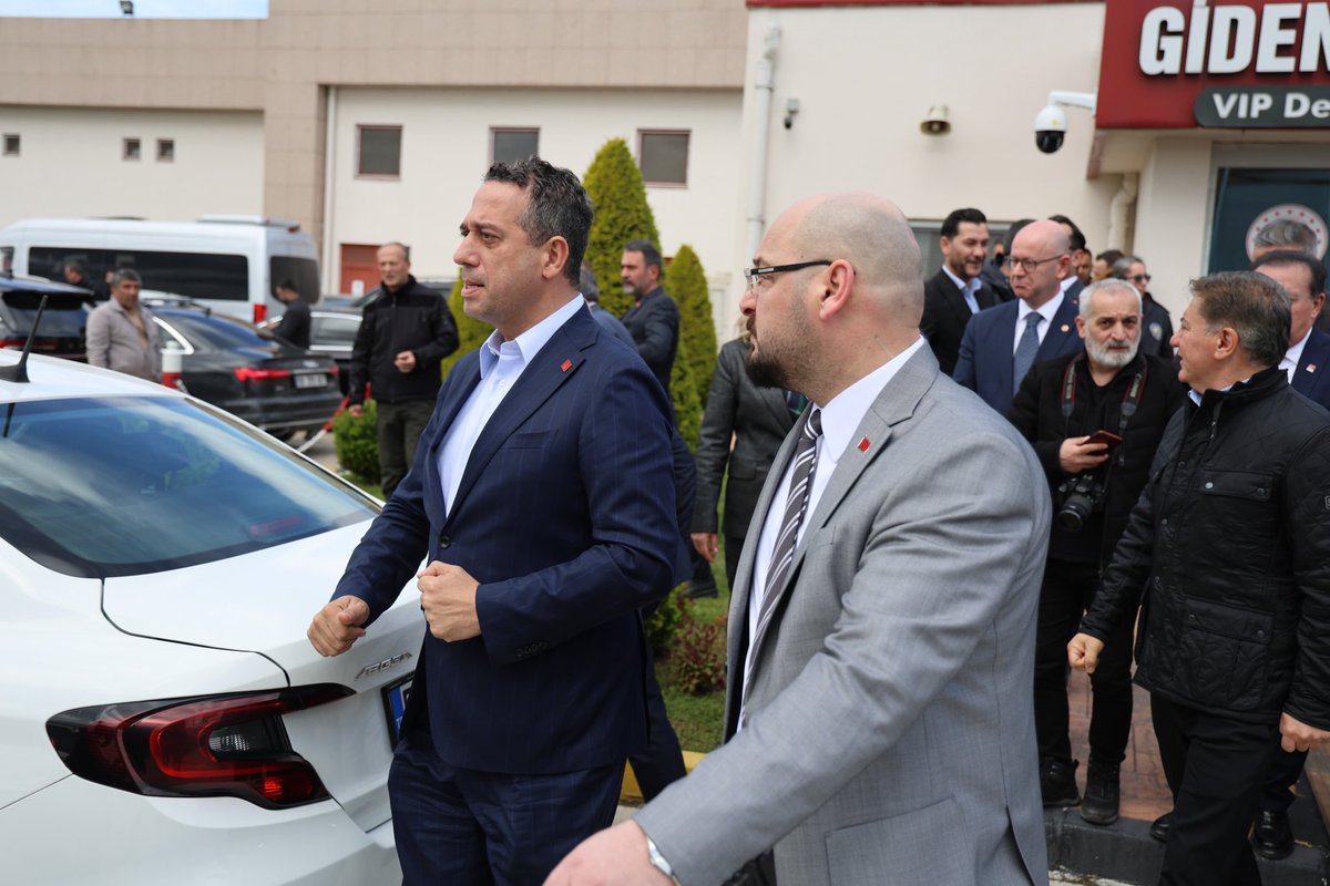 Genel Başkanımız Sayın Özgür Özel’i havalimanında karşıladık.

Milletin iradesine sahip çıkan bir anlayışla; demokrasi, adalet ve halkın sesi için hep birlikte yürümeye devam edeceğiz.

Herkesi bugün gerçekleşecek olan Samsun Mitingi'ne davet ediyorum.