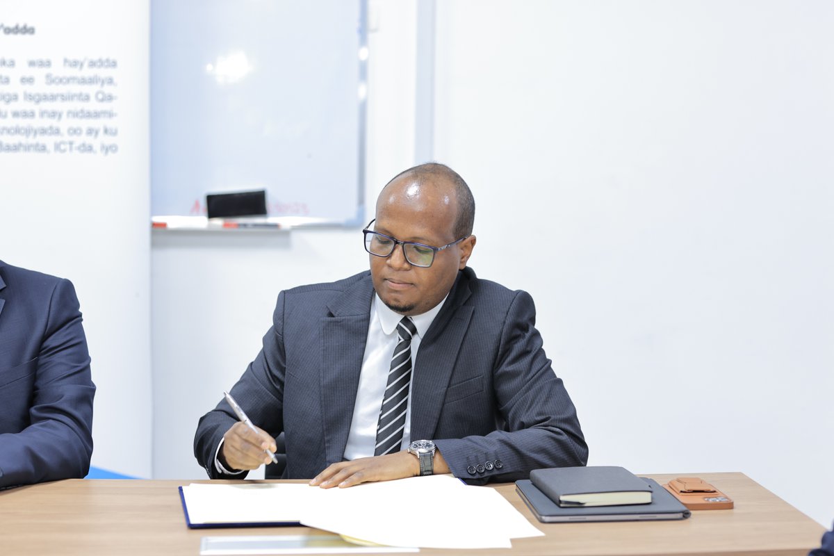 SomaliaNCA's tweet photo. On April 13, 2025, the National Communications Authority of Somalia (@SomaliaNCA) officially granted operational license approval to @Starlink  for launching its services in Somalia. 1/5
#Somalia #DigitalSomalia #Connectivity https://t.co/sGDcIJBCzC