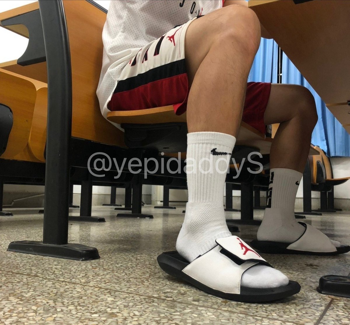 野痞爹在上课 出这双原味🧦
脚下很臭 @yepidaddyS