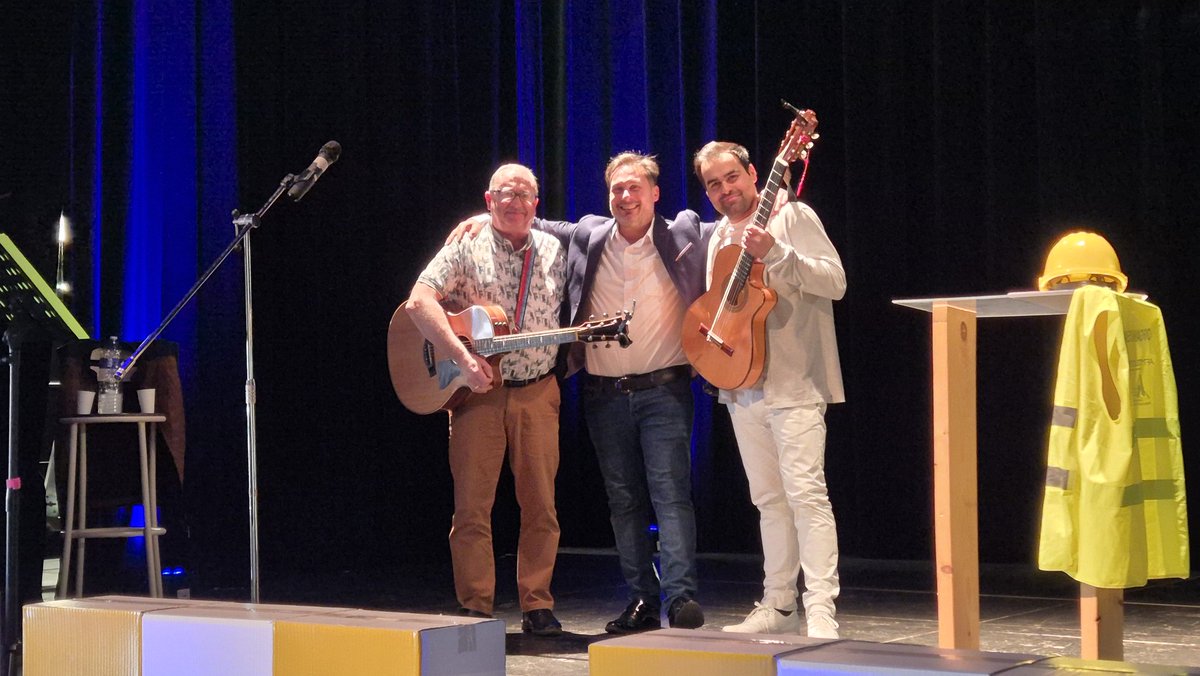 87Telethon's tweet photo. Présence de Hymnus Humani à St Just le Martel . 
Merci aux musiciens d'avoir accompagné ce Téléthon Merci.  Au delà des notes, le son de leur guitare a transporté le public pour donner le "la" à la soirée. Merci Franck Chouly .
Dessin Eric Laplace https://t.co/uuq3PhUu0q