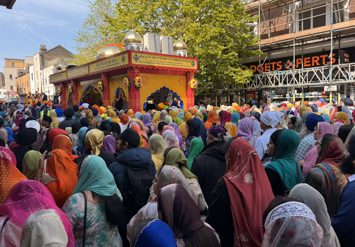 Lovely to be back in Gravesham to join the #Vaisakhi celebrations.

Grateful to the Guru Nanak Darbar Gurdwara Gravesend for their kind invite and for allowing me to address from the stage the thousands who’d gathered.

#HappyVaisakhi everyone.