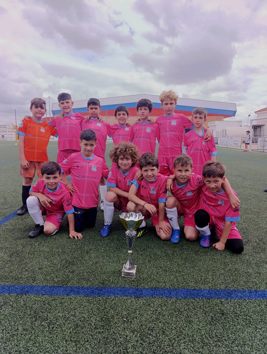 CanteraAlgabeno's tweet photo. Nuestro Prebenjamín de 3ª de @Yordanov26 volvió a dar otra alegría quedando CAMPEÓN 🩵en el Torneo celebrado en Las Cabezas de San Juan, sumando con el ganado en Tocina son dos Torneos este año.
Felicidades Campeones 👏⚽️!

#MuyNuestro https://t.co/Z6xAgJ94Ak