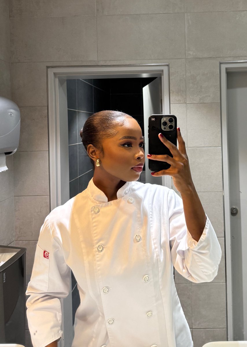 NeoNontso's tweet image. Every time I see a mirror.