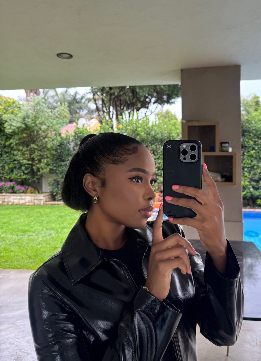 NeoNontso's tweet image. Every time I see a mirror.