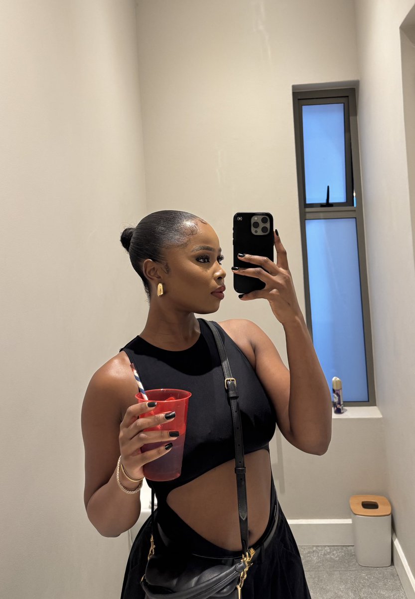 NeoNontso's tweet image. Every time I see a mirror.