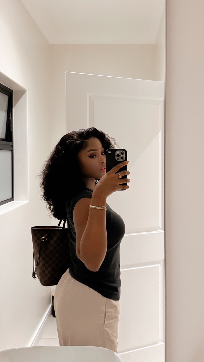 NeoNontso's tweet image. Every time I see a mirror.