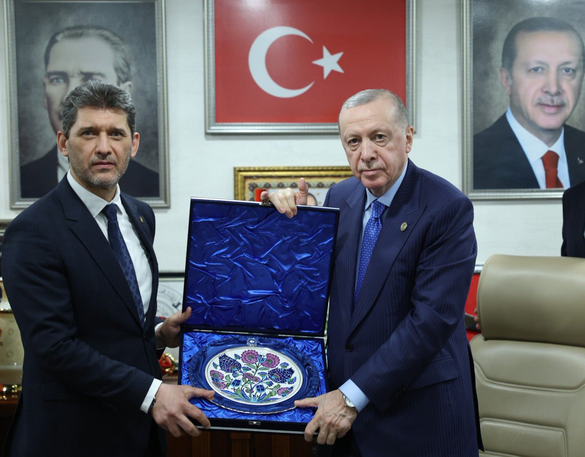 Cumhurbaşkanımız, Genel Başkanımız Sayın Recep Tayyip Erdoğan’ı (<a href="/RTErdogan/">Recep Tayyip Erdoğan</a> ) İl Başkanlığımızda ağırlamanın onurunu yaşıyoruz. 

Teşriflerinden dolayı ‘Milletin Adamı’na şükranlarımızı arz ediyoruz.