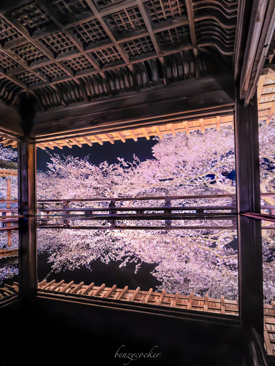 【离亭宴】

细字芳菲缱绻。
堕句白云刻卷。
夸腕不减雕弓力。春色几番尘点。
最恨空阶雨。闻香小瓯茶浅。

斫琴流光荏苒。
新晴桑榆非晚。
看花客魂迷剑外。勿诮诗人易感。
啸惊燕雀高。莫教渔樵声断。