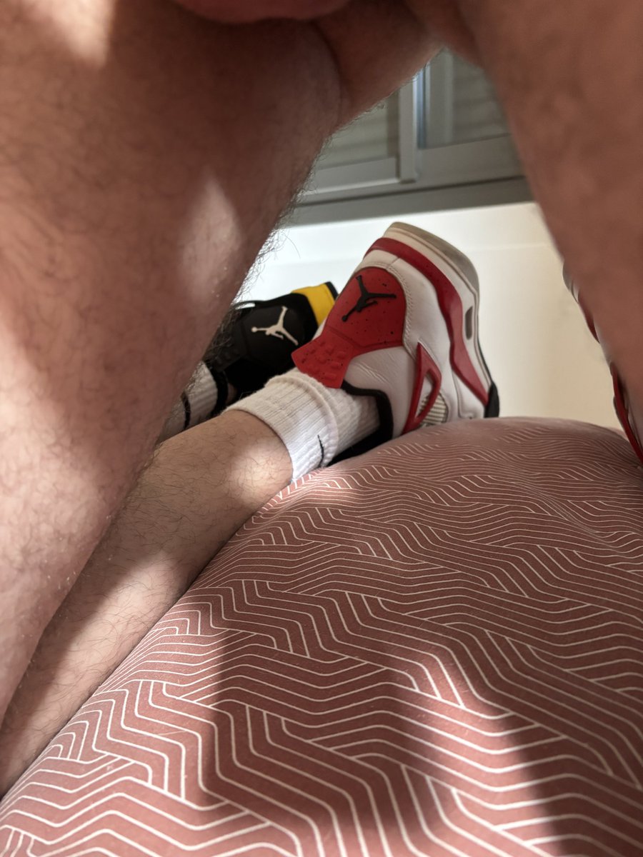 KiffeurSwitch's tweet photo. Both wearing Jordan’s, but not the same status 😏 https://t.co/8IWI0ODADw