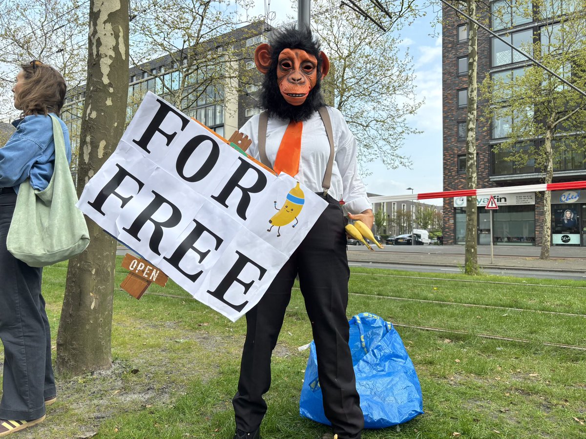 ADRDLive's tweet photo. Naast de vrijwilligers van de organisatie helpen ook enkele toeschouwers mee om de hardlopers van kracht en energie te voorzien. 

Veronica is één van hen. Zij deelt, met  apenmasker op, bananen uit. https://t.co/pLMrruGLw6
