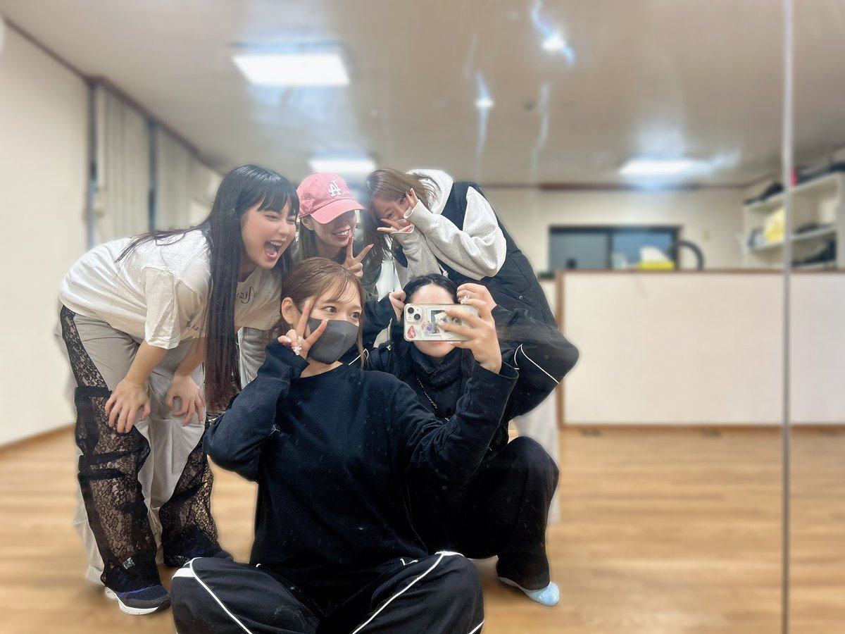 本日はこの方達とレッスンしてきた🥸❤️‍🔥
愉快で騒がしくて爆笑してたら終わってた！笑
本番はかっっっちょいい人たちだと思う…よ！

🙂‍↕️🙂‍↕️

お楽しみに！