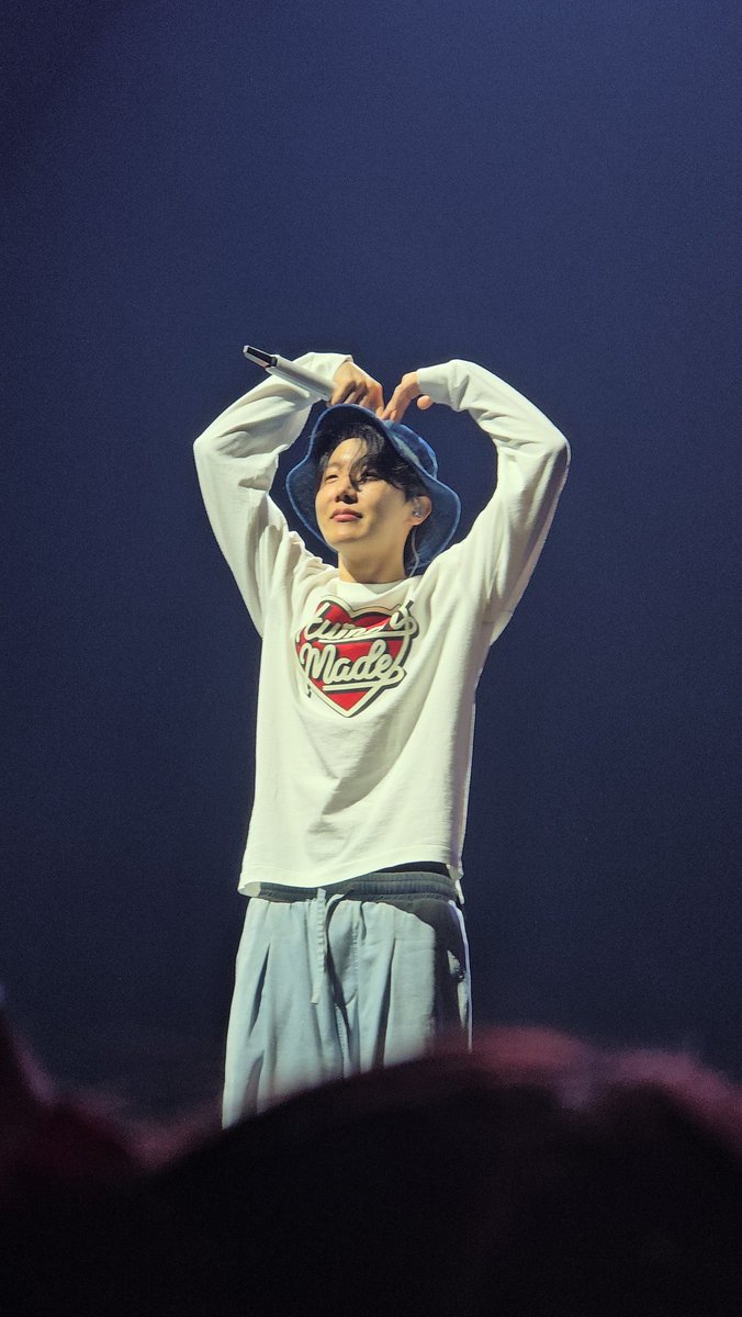 jhopewaist's tweet photo. hobi heart 🫶🏻

#HOPE_ON_THE_STAGE_TOUR_Manila https://t.co/PXJ5G13VaD