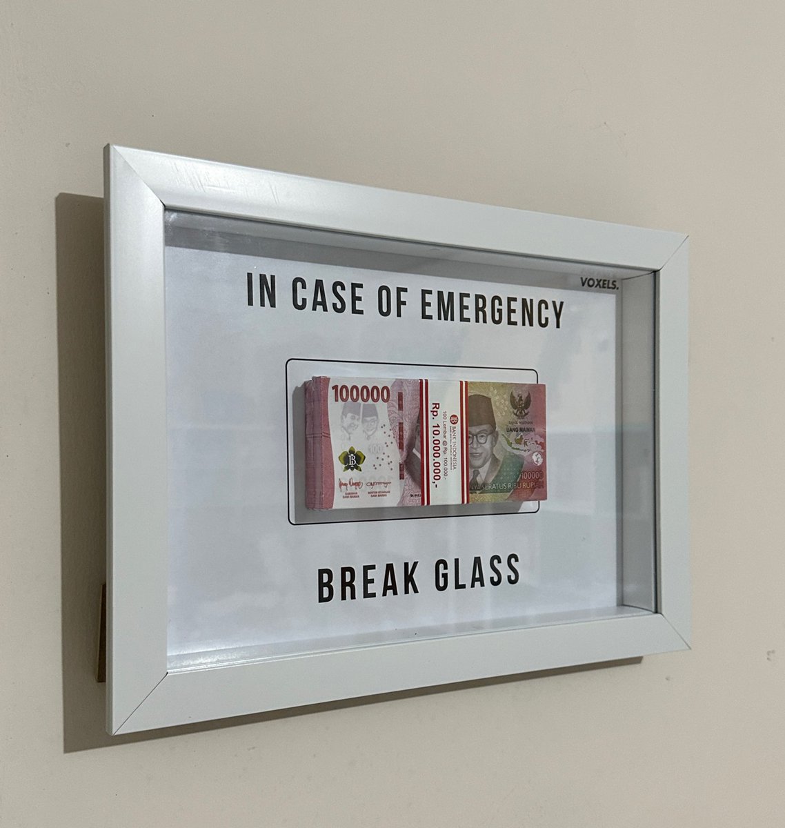 Another barang konyol yang saya beli: hiasan dinding berwujud duit mainan segepok. Yah, kita memang selalu butuh jaring pengaman dan fondasi ketenangan batin, sepalsu apa pun itu. 😅