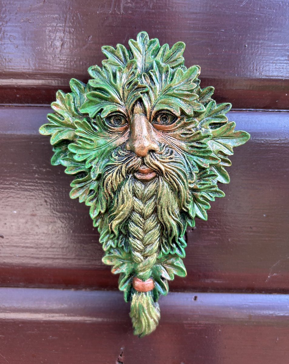 HellingtonBoots's tweet photo. Garden faces at #SquirrelLodge https://t.co/hYCkTlOQFx