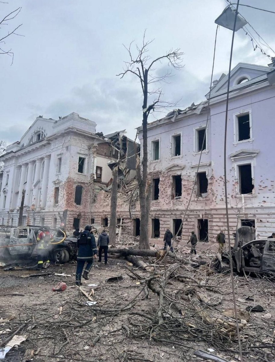 Свинтарь404
В Сумы прилетели два "Искандер-М".
В дитячих садочках родили все иностранные туристы!))