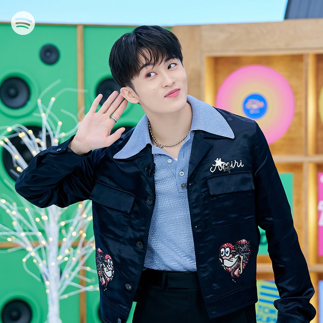 SpotifyKR's tweet photo. 능글미 넘치는 마크 선배 사진 공유합니다😏
💚https://t.co/aCPxC1Qjsl

@NCTsmtown #스포티파이 #마크 
#MARK #MARK_1999 #TheFirstfruit https://t.co/2soe7N3Wkv