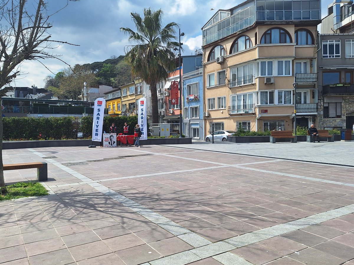 gamzeilk's tweet photo. @chpistanbul @eczozgurozel @ozgurcelikchp @SariyerBelediye  Özgür Çelik Sariyer Meydan da kimse yok. Bugün pazar insanlar uyuyor demekle bu iş olmaz. Uyandırın Sariyerlileri. Sanirim Belediye Baskanimiz da uyuyor. Tüm ilcelerde halk ayakta Sariyer de gram hareket yok. Cok üzücü. https://t.co/ITQ0DqITFO