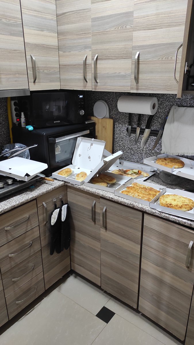 Я импульсивно приобрёл много вкусных пирожков.