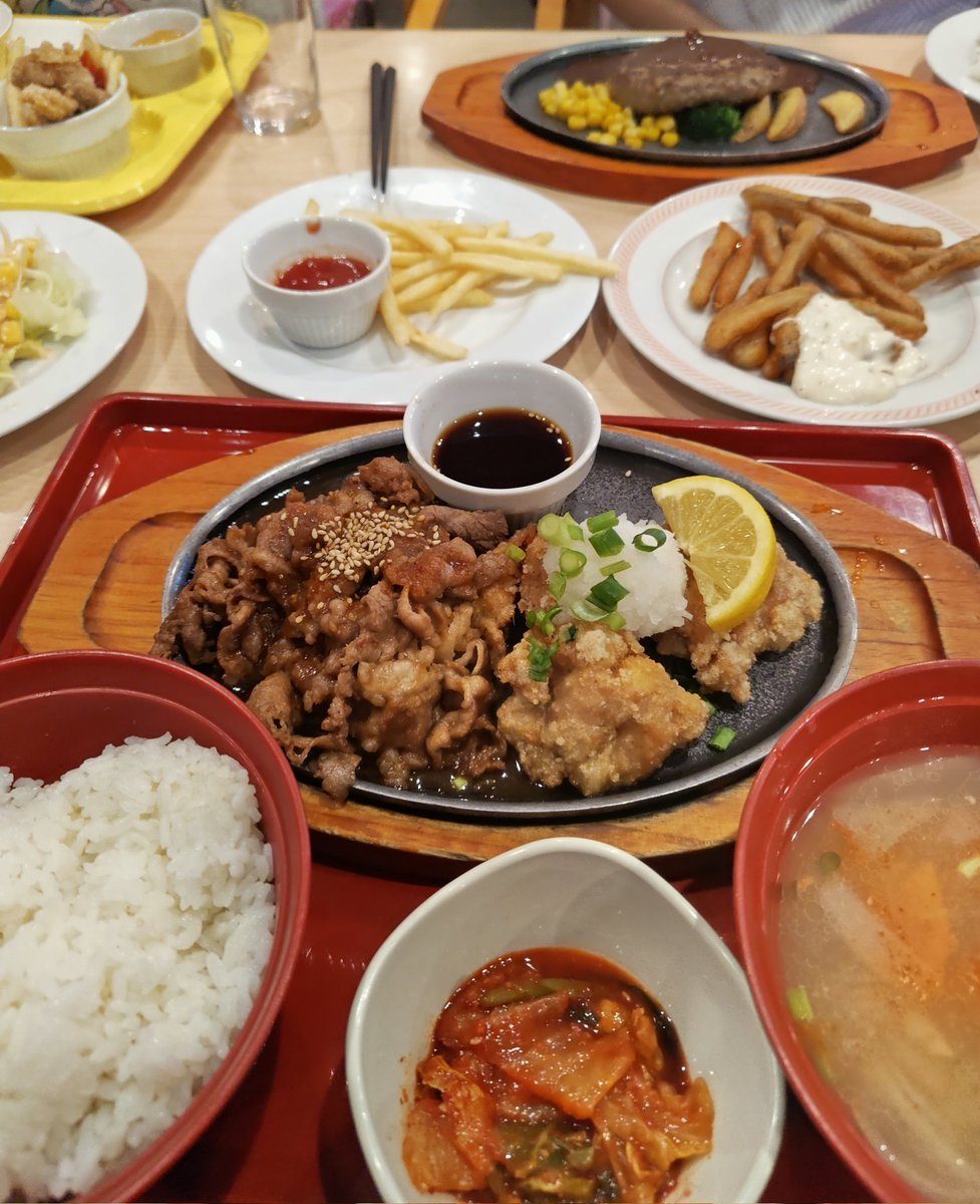 ピラルク見たいって言うから行ってきた✨
終わって近所の日本一大きいと言われるショッピングモールで、お弁当箱探そうと思ったけど混みすぎて駐車場入れなくて断念！笑
夕飯はジョイフルがいいと言われたのでジョイフル！

#シングルファザー