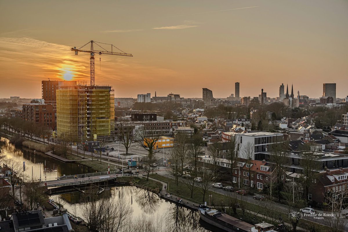 mijnpiushaven's tweet photo. Nieuwbouw woontoren Spinaker in de steigers aan de #Piushaven met op de achtergrond de Skyline van #Tilburg https://t.co/LBxtGK2A23