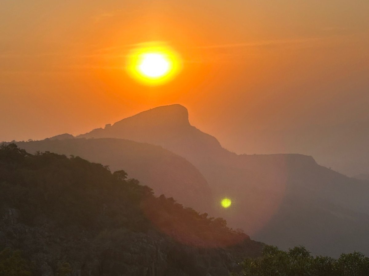 John Marshall (@hmajohnmarshall) on Twitter photo Le soleil se couche sur mon aventure guinéenne. Je pars aujourd’hui à la fin de ma mission. Merci à toutes les Guinéennes et tous les Guinéens d’avoir rendu mon séjour en 🇬🇳 si agréable. La Guinée va me manquer! Bonne chance à mon successeur <a href="/Daniel_Shepherd/">Daniel Shepherd</a>. Suivez-le! 🇬🇧 🇬🇳 Le soleil se couche sur mon aventure guinéenne. Je pars aujourd’hui à la fin de ma mission. Merci à toutes les Guinéennes et tous les Guinéens d’avoir rendu mon séjour en 🇬🇳 si agréable. La Guinée va me manquer! Bonne chance à mon successeur <a href="/Daniel_Shepherd/">Daniel Shepherd</a>. Suivez-le! 🇬🇧 🇬🇳