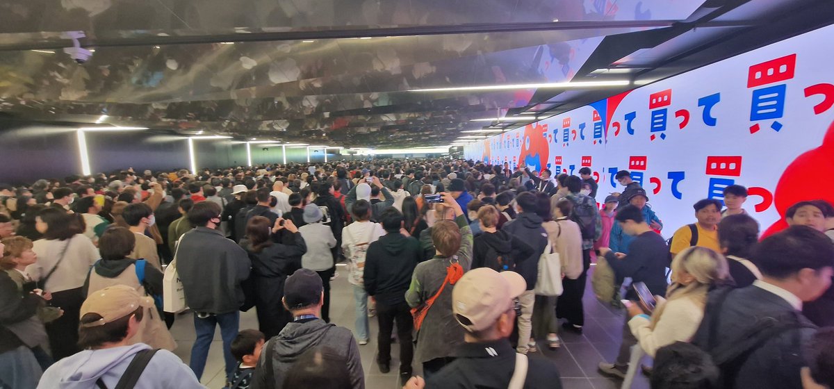 ThatllBeMeThen's tweet photo. #expo2025osaka queues to get in are a piss take, why sell timed tickets if you still have to queue in the rain for 2hrs because you haven't even bothered putting enough security scanners in place. Impossible to get in any pavillions, really don't bother coming. 0/5 stars. https://t.co/9OlF5L0jTS